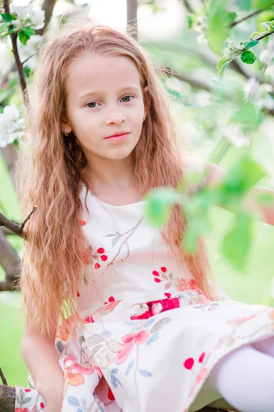 春天里，在盛开的苹果树花园里，可爱的小女孩 — 图库照片