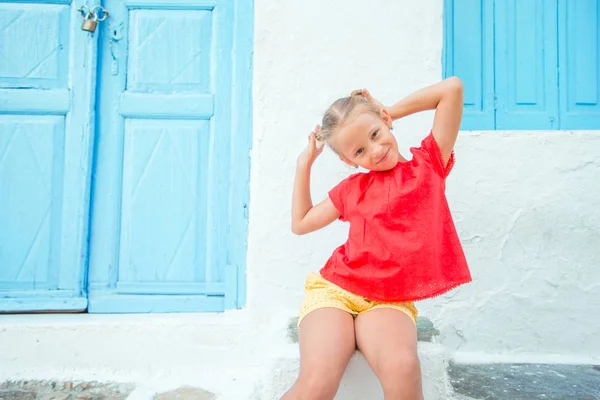 Linda chica en la calle del típico pueblo tradicional griego en la isla de Mykonos, en Grecia — Foto de Stock