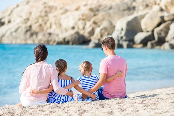 Felice bella famiglia con bambini che camminano insieme sulla spiaggia tropicale durante le vacanze estive — Foto Stock