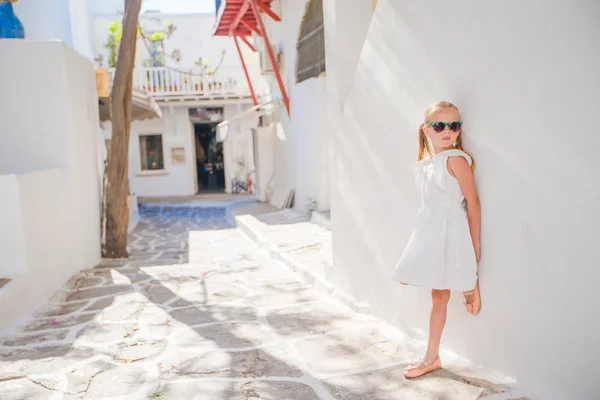 Αξιολάτρευτο κοριτσάκι στο παλιό δρόμο του παραδοσιακού ελληνικού χωριού — Φωτογραφία Αρχείου