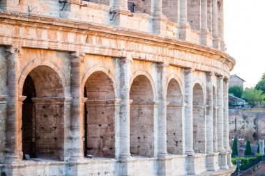 Roma'daki Colosseum veya Coliseum arka plan mavi gökyüzü