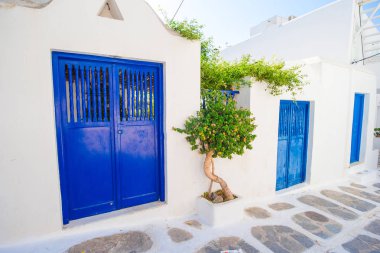 Mykonos, Yunanistan, dar sokaklarında geleneksel evleri.