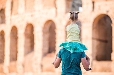 Genç Baba ve küçük kız arka plan Kolezyum, Roma, İtalya