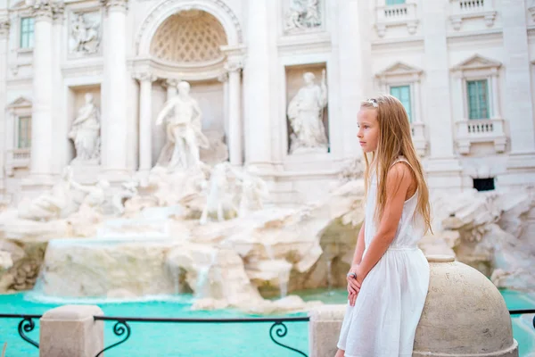 Tatlı küçük kız geçmişi Trevi Çeşmesi, Roma, İtalya. — Stok fotoğraf
