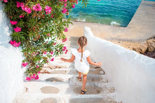 Adorabile ragazza divertirsi all'aperto in Grecia — Foto Stock