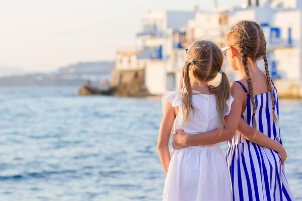 Adorabile bambina a Little Venice la zona turistica più popolare dell'isola di Mykonos, Grecia. — Foto Stock