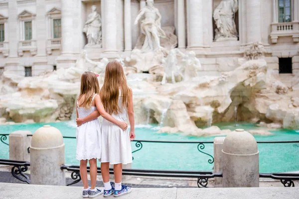 罗马的许愿喷泉附近可爱的小女孩. — 图库照片