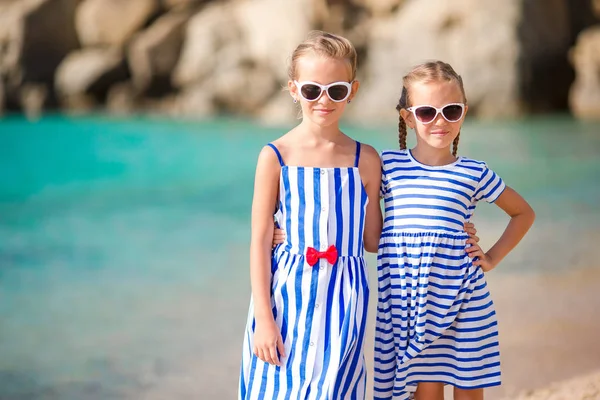 Чарівні маленьких дівчаток на літні канікули в Європі — стокове фото