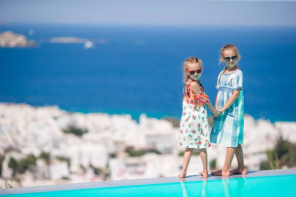 Чарівні маленькі сестри на пляжі під час літніх канікул — стокове фото