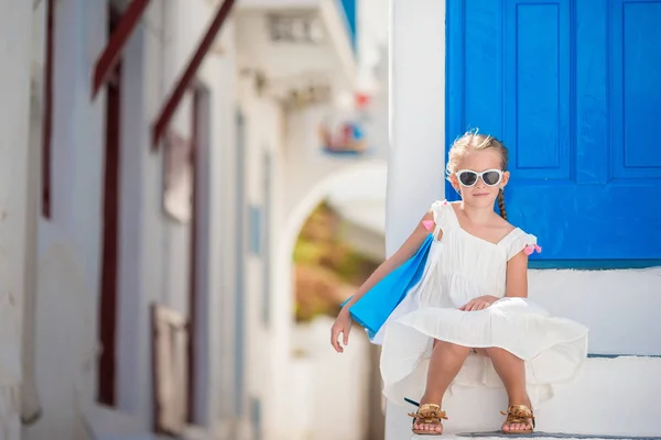 Hermosa chica en la calle del típico pueblo tradicional griego en Mykonos — Foto de Stock