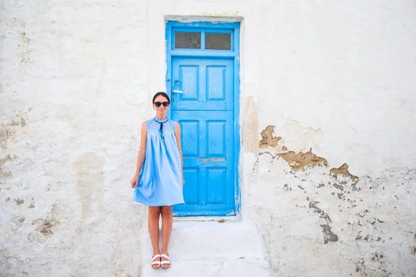 Caucasian tourist walking along the deserted streets of greek village. — Stock Photo, Image