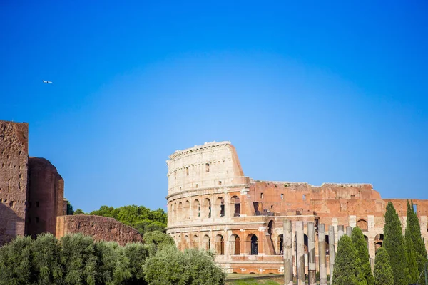 Roma'daki Colosseum veya Coliseum arka plan mavi gökyüzü — Stok fotoğraf