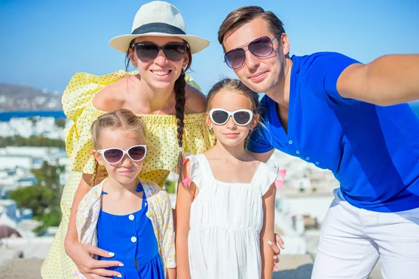 Familia se distrează în aer liber pe insula Mykonos — Fotografie, imagine de stoc