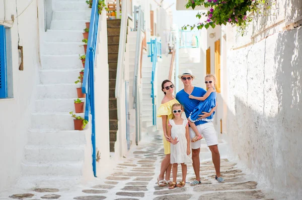 Семья веселится на улице Миконос — стоковое фото