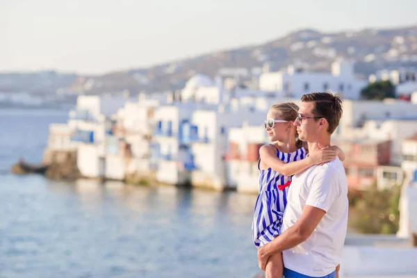 父亲和小女孩背景小威尼斯在米科诺斯岛 — 图库照片