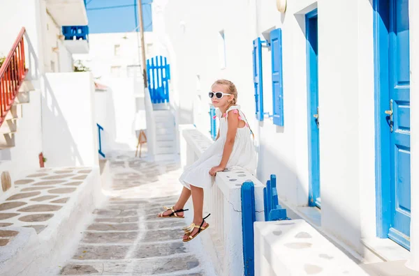 Girl in blue dresses having fun outdoors on Mykonos streets — Stock Photo, Image