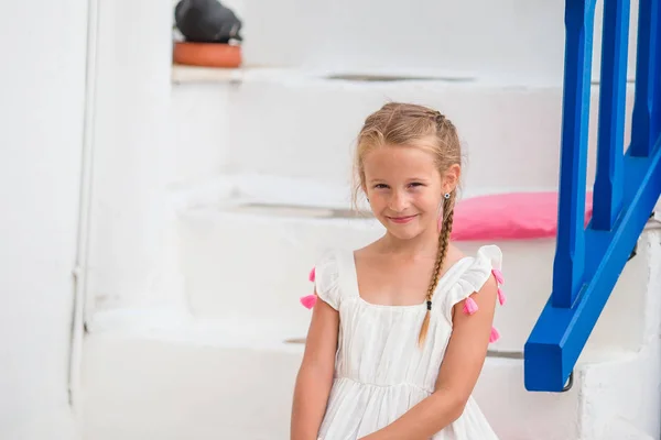 Pequeña linda chica retrato al aire libre en el antiguo pueblo griego . —  Fotos de Stock