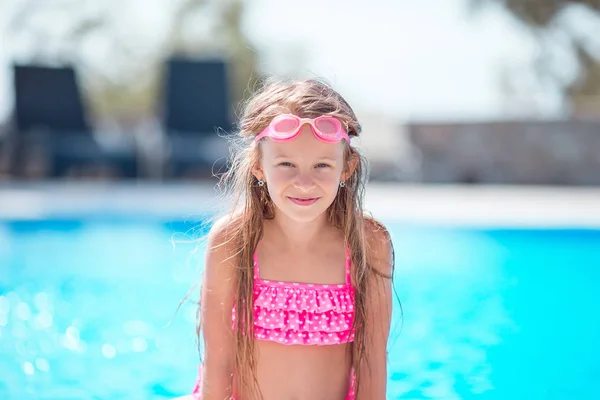 Menina se divertindo com um respingo perto da piscina — Fotografia de Stock