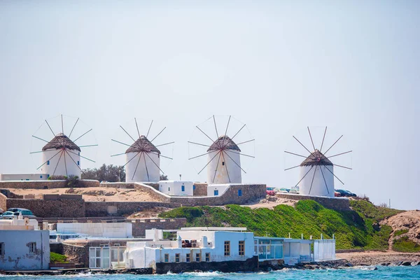 Vecchi mulini a vento tradizionali sopra la città di Mykonos. — Foto Stock