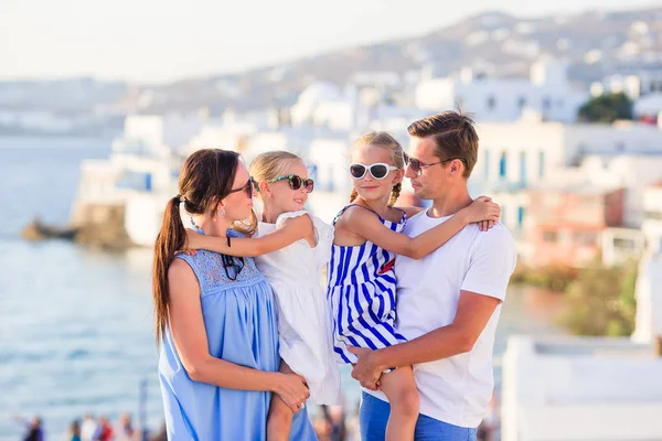 Parents et enfants sur fond de Petite Venise sur l "île de Mykonos, en Grèce — Photo