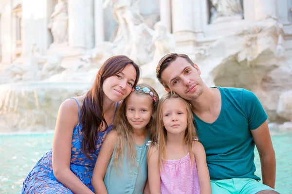 Fontana di Trevi, Roma, İtalya, aile portresi. Mutlu ebeveynler ve çocuklar Avrupa'da İtalyan tatil tatil keyfini.