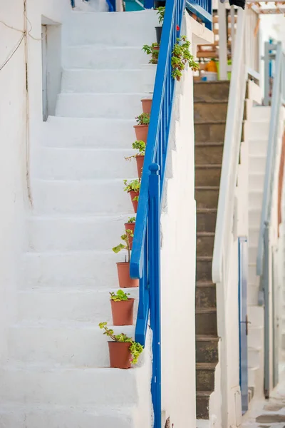 The narrow streets of the island with blue balconies, stairs and flowers. — Stock Photo, Image