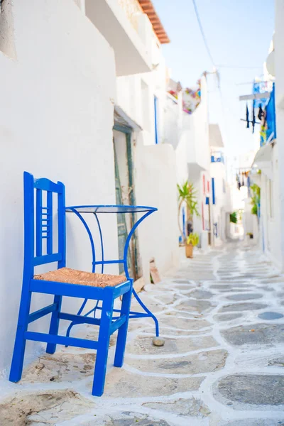 Le stradine strette con balconi blu, scale, case bianche e fiori nel bellissimo villaggio in Grecia . — Foto Stock