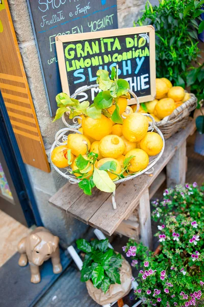 Panier en osier plein de citrons sur la rue italienne od Corniglia — Photo