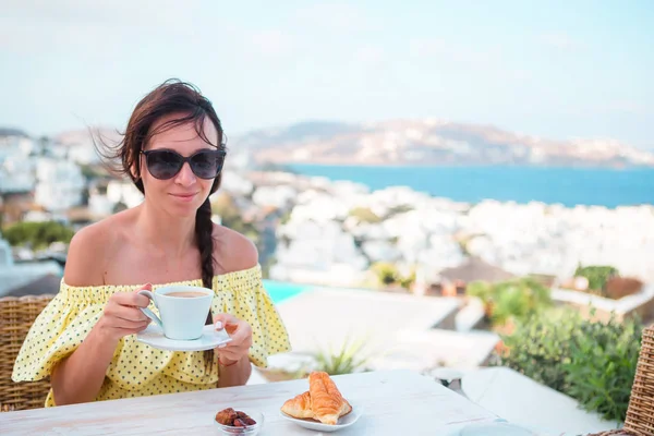 Mulher bebendo café quente no terraço do hotel de luxo com vista para o mar no restaurante resort . — Fotografia de Stock