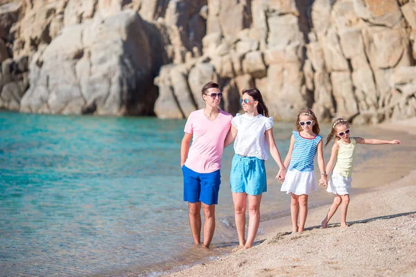 年轻漂亮的家庭度假在欧洲 — 图库照片
