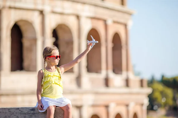 Young girl in front of Colosseum in rome, italy — Stock Photo, Image