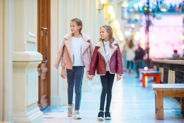 Adorables niñas en las compras en el centro comercial —  Fotos de Stock