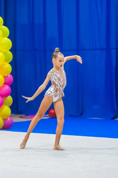 Beautiful little gymnast girl on the carpet on the competition — Stock Photo, Image