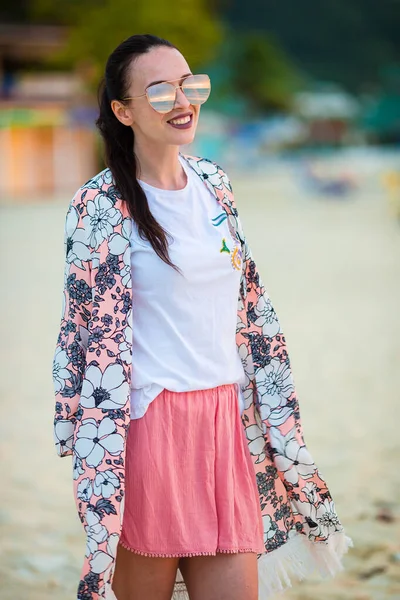 Jovem mulher da moda em vestido verde na praia — Fotografia de Stock