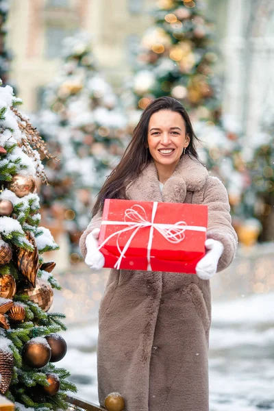 Glückliches Mädchen in der Nähe von Tannenzweig im Schnee für Neujahr. — Stockfoto