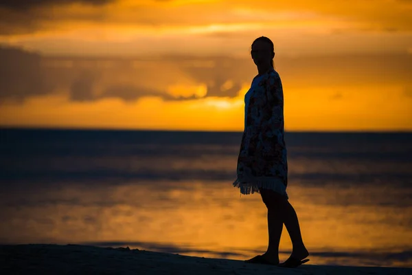 Jeune femme de mode en robe verte sur la plage — Photo