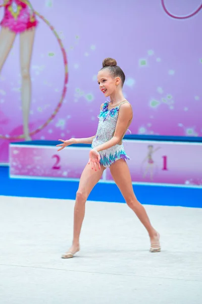 Belle petite gymnaste sur le tapis sur la compétition — Photo