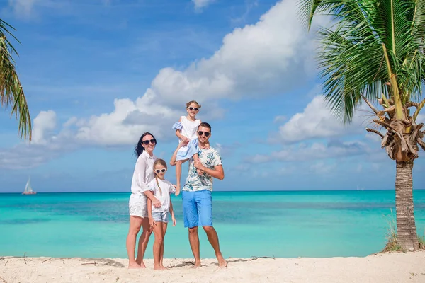 Šťastná krásná rodina s dětmi na pláži — Stock fotografie