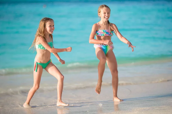 Los niños se divierten mucho en la playa tropical jugando juntos —  Fotos de Stock