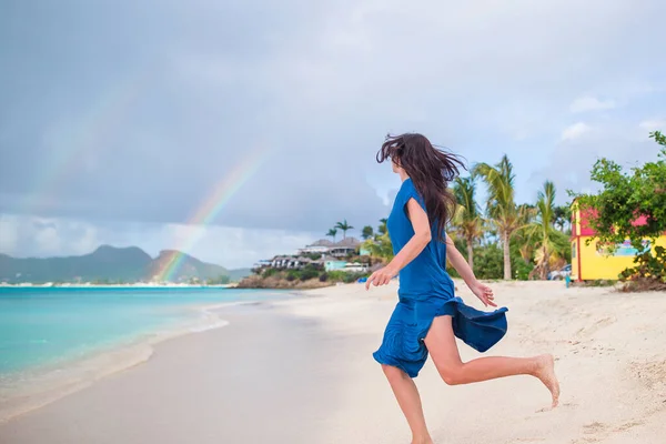 Młoda piękna kobieta na morza tropikalne. Szczęśliwa dziewczyna relaksujący w biały piasek plaża tropikalny — Zdjęcie stockowe