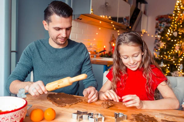 Rodinné pečící perníkové sušenky na dovolené na Xmas — Stock fotografie