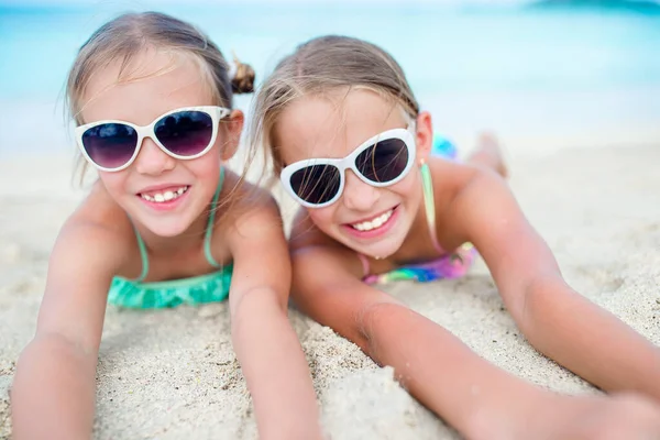 两个美丽的孩子的肖像看在相机背景下的蓝天和绿松石海的美丽的性质 — 图库照片