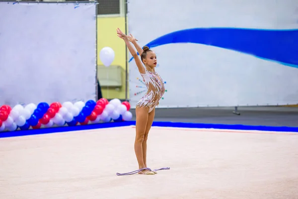 Krásná malá aktivní gymnastka dívka se svým výkonem na koberci — Stock fotografie