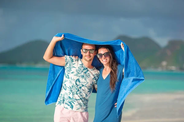 Jovem casal em lua de mel na praia branca — Fotografia de Stock