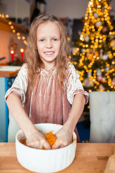 Adorable niña hornear galletas de jengibre de Navidad —  Fotos de Stock