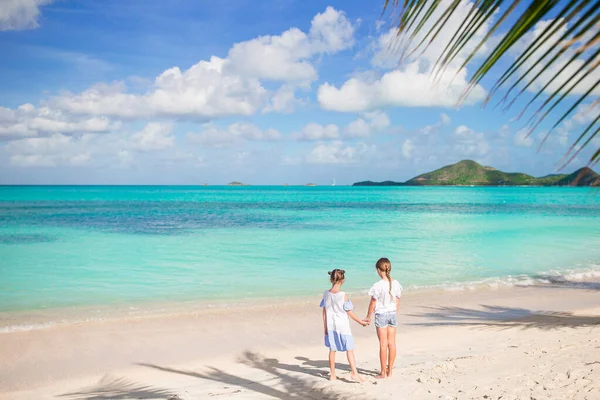 Adorable little girls walking on the beach — Stock Photo, Image