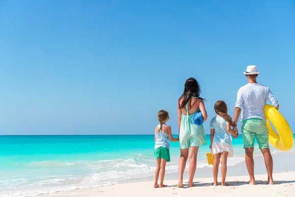 Felice bella famiglia di quattro persone sulla spiaggia — Foto Stock