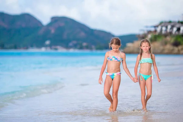 Little girls zabawy korzystających wakacje na tropikalnej plaży — Zdjęcie stockowe