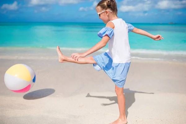 Junge schöne Mädchen haben Spaß an tropischer Küste. — Stockfoto