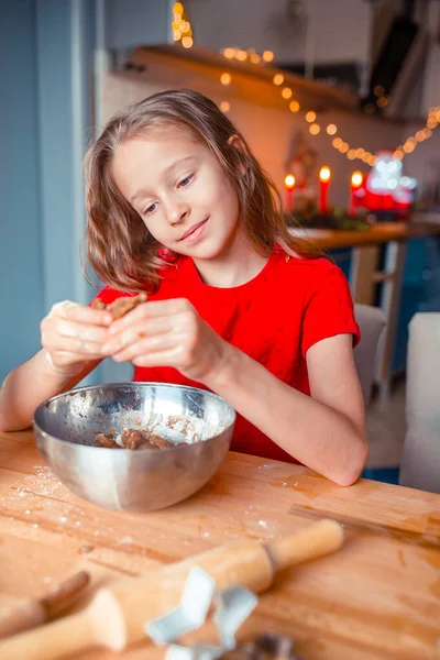 Adorable little girl baking Christmas gingerbread cookies — Stock Photo, Image